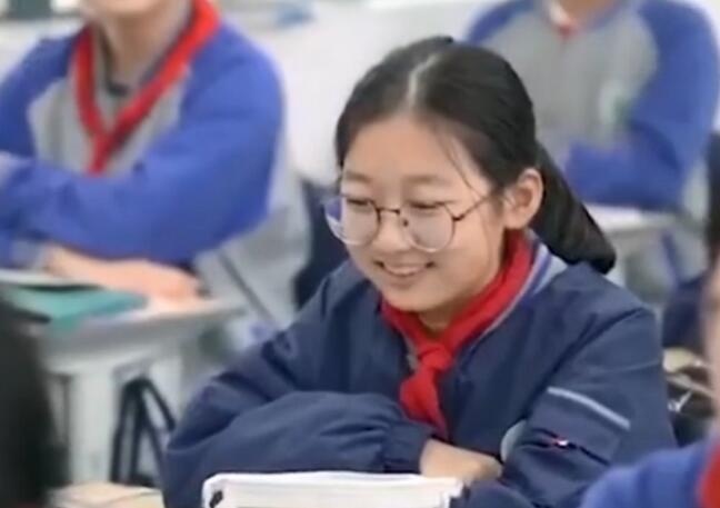 男同学朗读作文女同学害羞脸红,作文题目是《小圆脸儿》